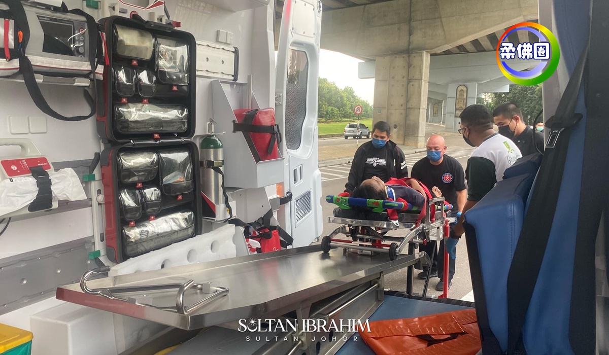 骑士失控撞王宫围墙  苏丹医疗队即刻施救 助送院