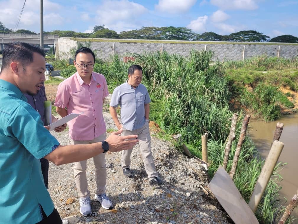 ■黄勃扬（右2）和官员前往视察路桥情况。