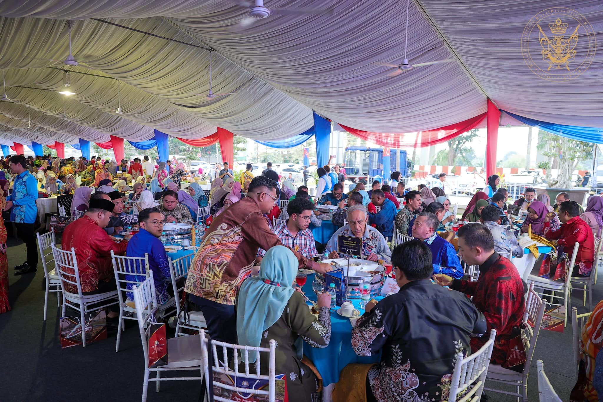 ■较早时，会场坐满人，积又还未出现。