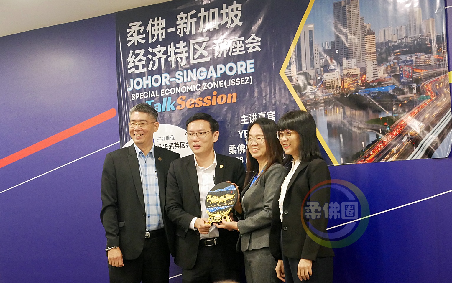 ■方健国（左）、黄友凤（右起） 陪同黄凤仪赠送纪念牌给李廷汉。