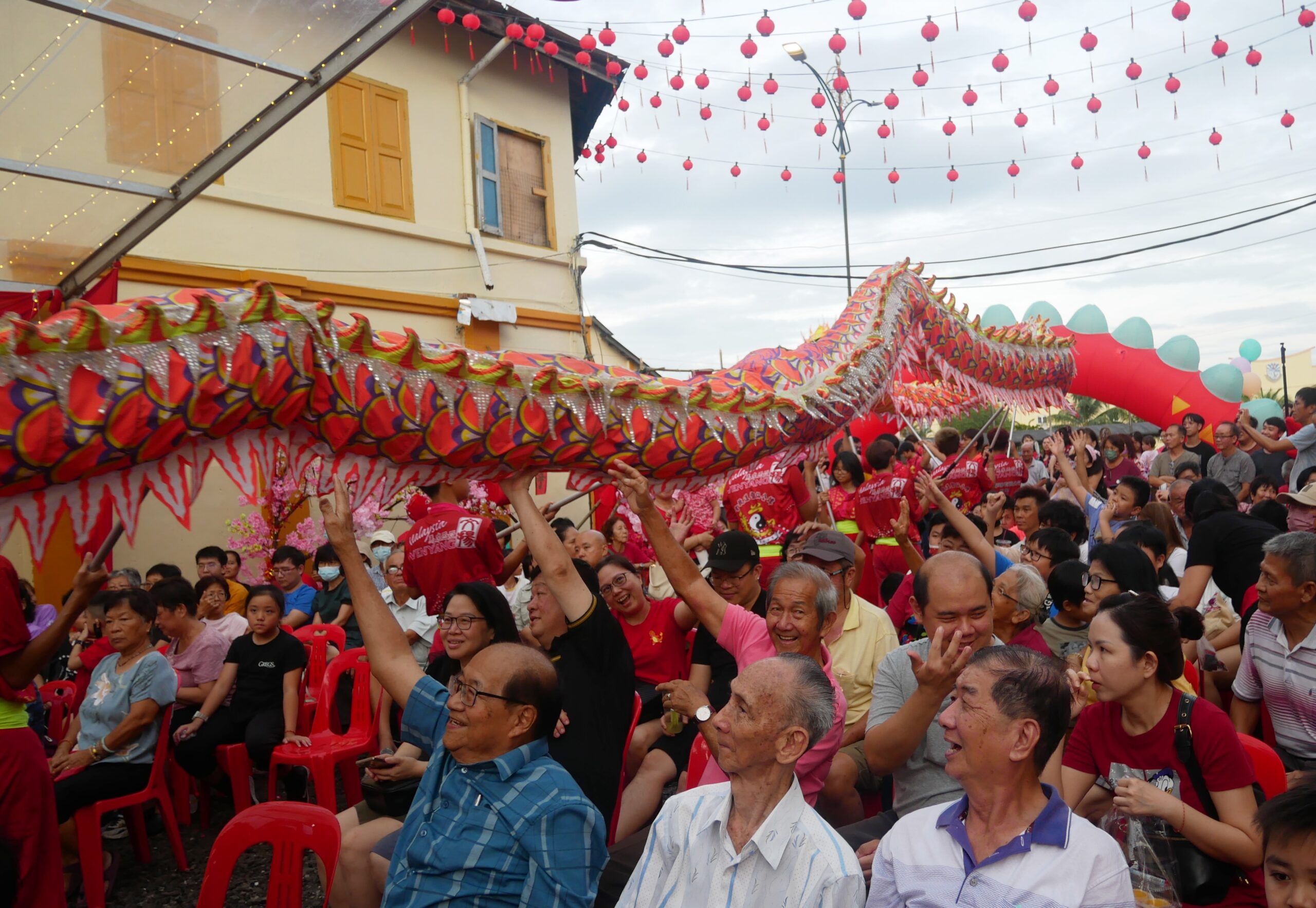 ■居民抢着摸龙身，祈求新一年兴旺发。