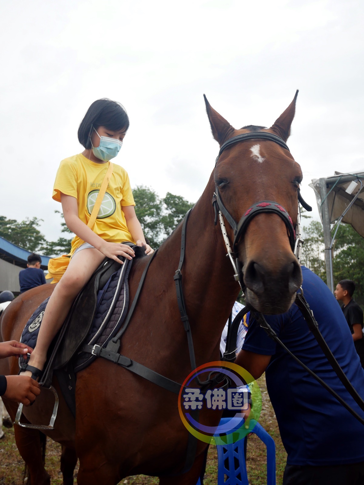 ■小妹妹騎上警馬,威武一下。