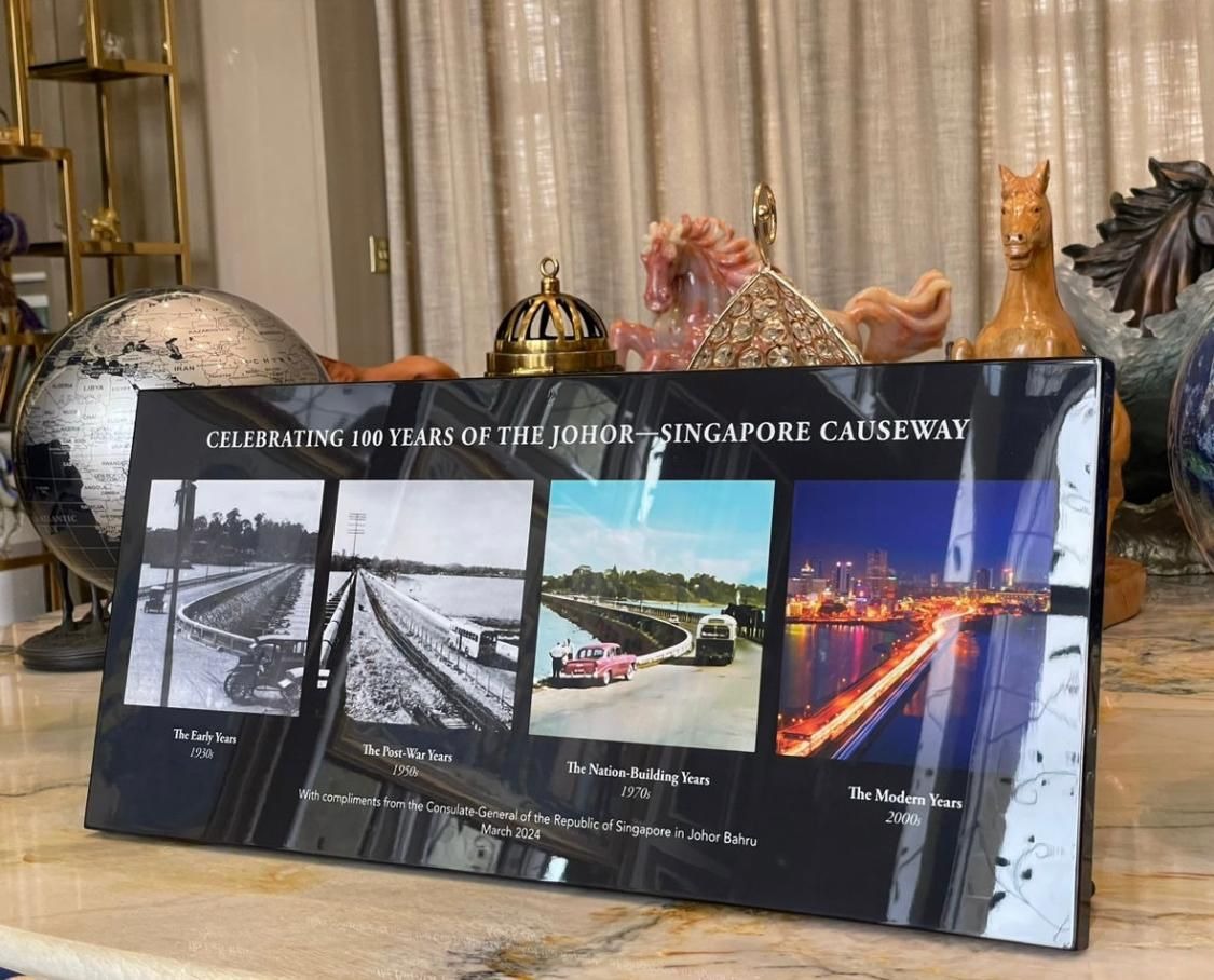 ■新加坡驻新山总领事馆于今年赠予国家元首的新柔长堤百年纪念品。