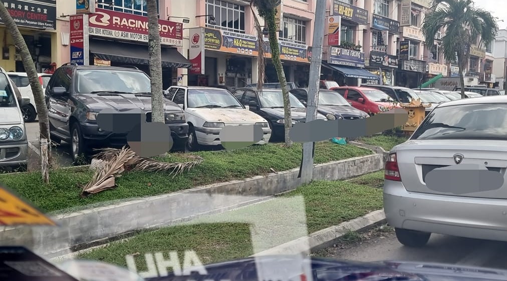 ■越堤族霸占泊车位一整天，让商家困扰不已。（图:倪顺海FB）