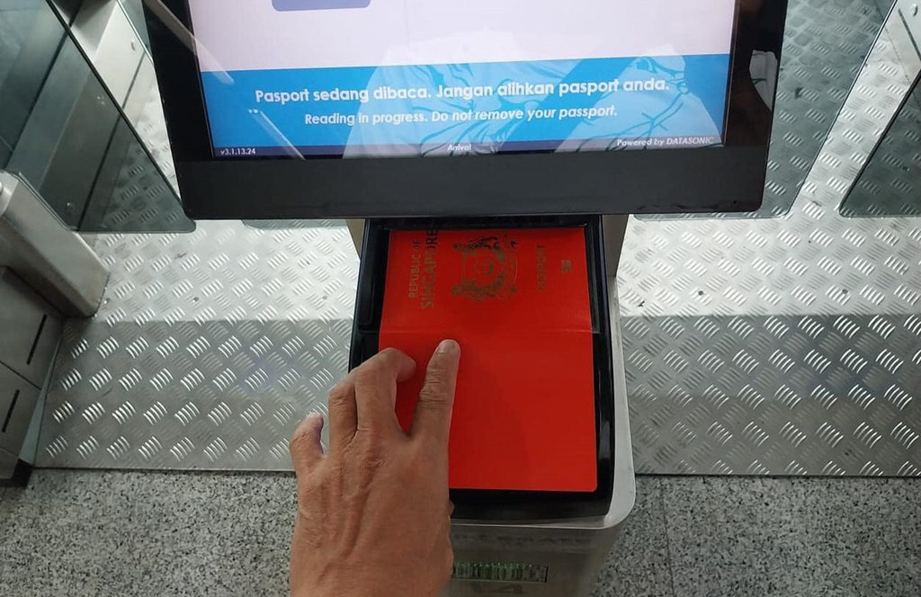 ■新加坡人入境新山，不用再排长龙了，可使用E-gate通关。（图: SG Warehouse Sale & Events面子书）