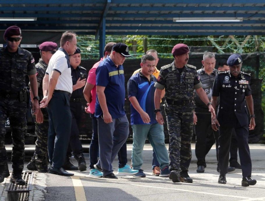 ■全国总警长丹斯里拉沙鲁丁（右2）在M古马（右）等人陪同下，南下柔佛了解情况。
