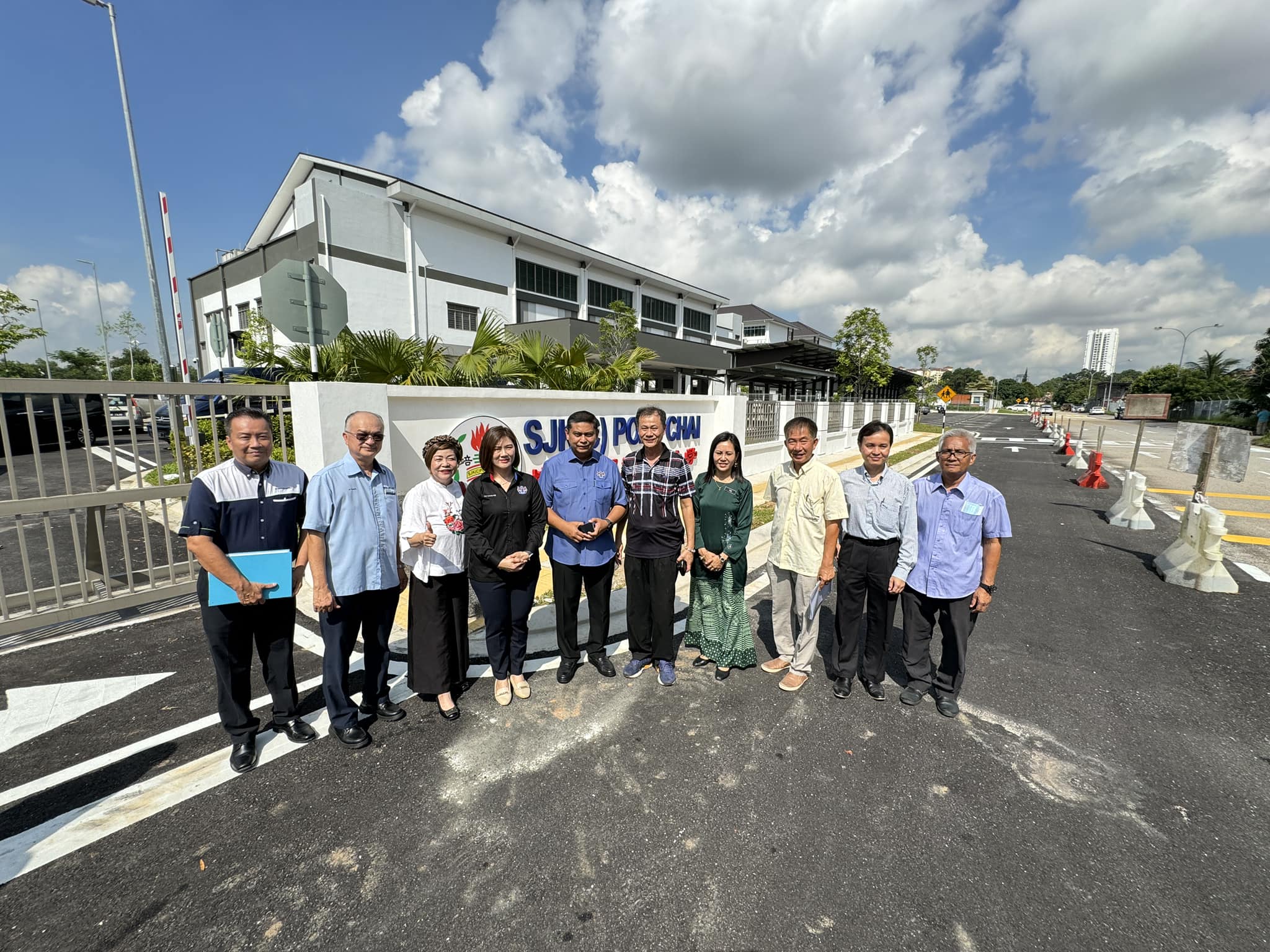 ■依城市长拿督莫哈末哈菲兹（左5）与建委会成员，今日（6月5日）视察培才华小。