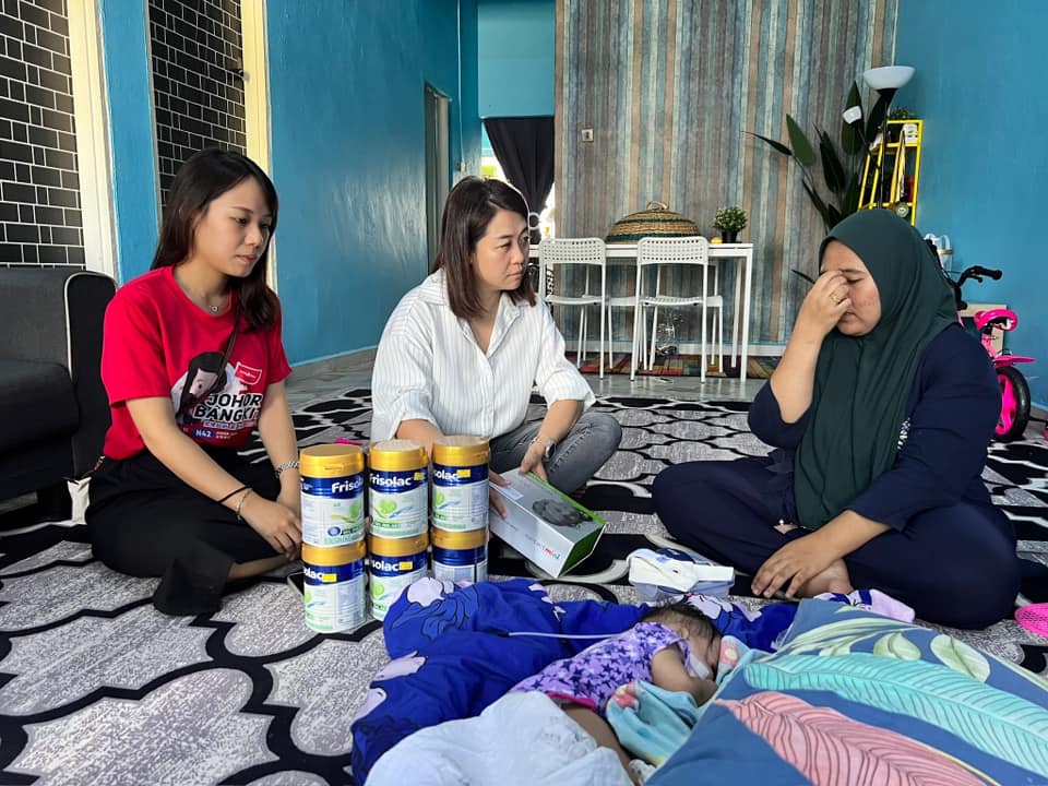 ■廖彩彤（中）向Reni（右）了解宝宝健康进展。