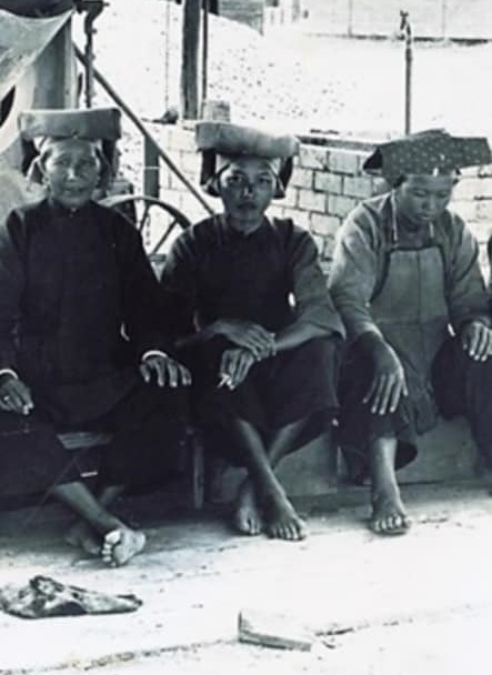 ■有网民指旧时红头巾女子,确实有抽烟。