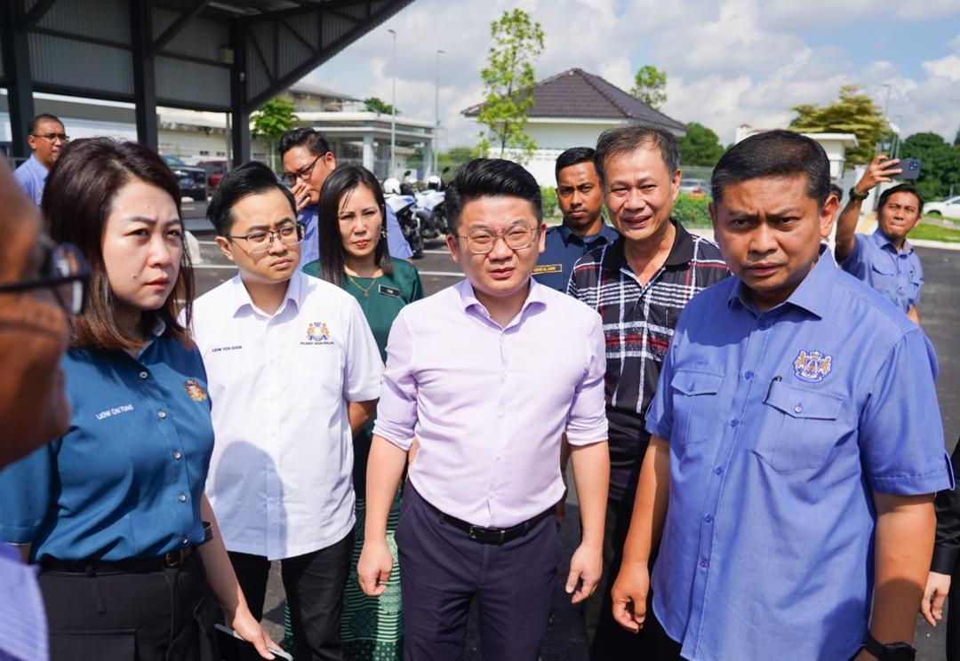 ■廖彩彤（左起）、廖勇胜、陈晓云、丘钦瀚和 市长视察培才华小。