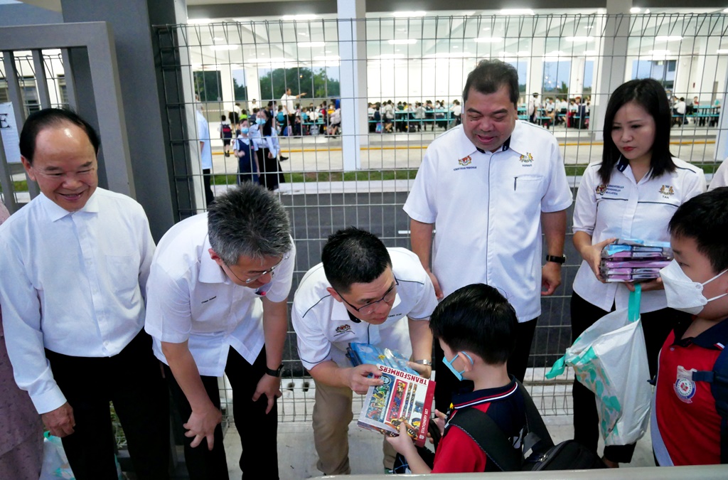 ■陈大锦（左起）、刘镇东、黄家和、柔佛教育局局长莫哈末哈纳菲、校长陈晓云迎接培才华小学生入学。