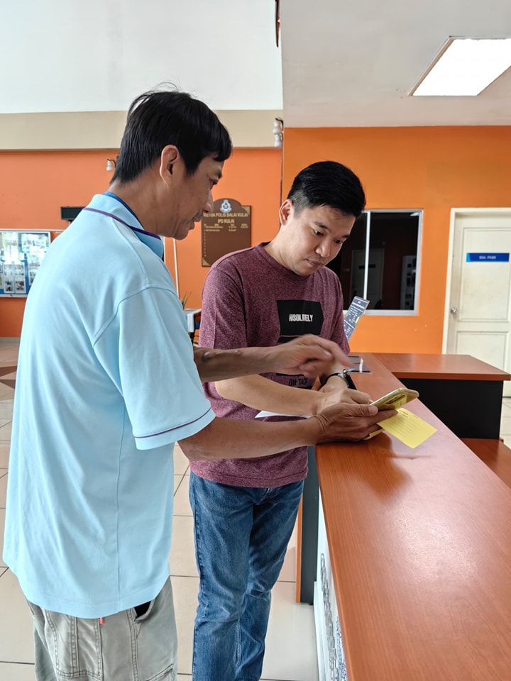 ■曾繁翀（右）陪同黄扬浩到警局备案。