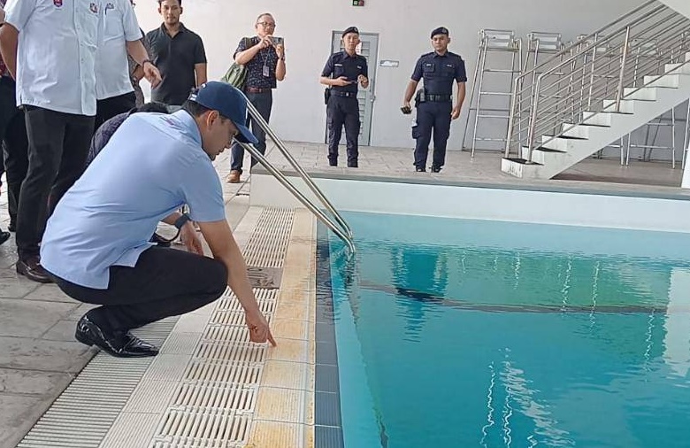 ■大臣不满泳池边黄色污渍。（图：Sinar Harian）