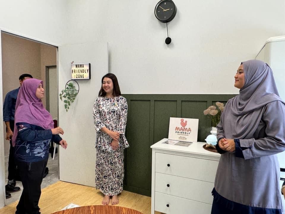 ■廖彩彤（中）参观至达城大马艺术学校甫完成翻新的“亲善妈妈”哺乳室。