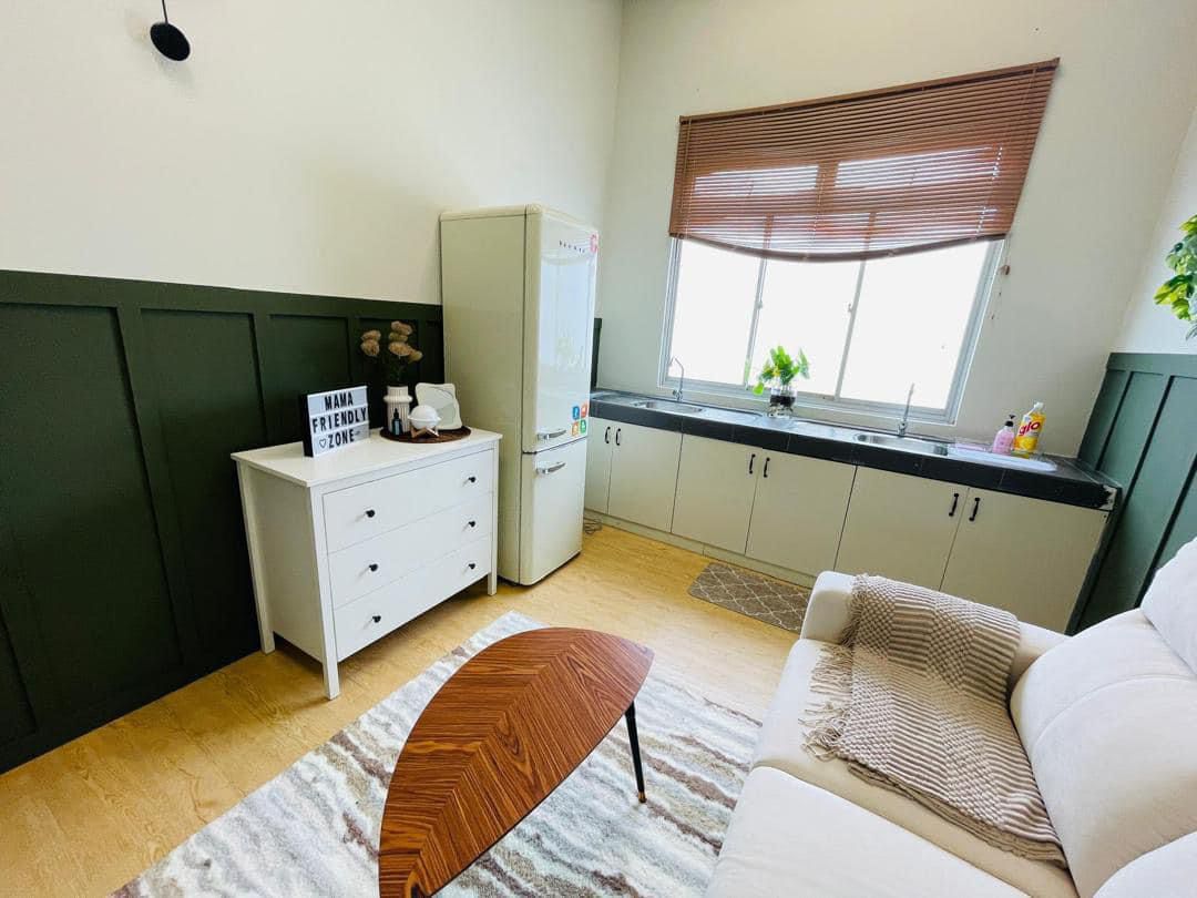 ■学校原有的祈祷室被划分出一个空间，改造成哺乳室，让生产后的女教师可以在舒适的环境里挤奶。