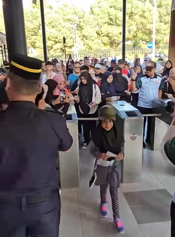 ■妹妹抢闸，率先进入动物园！