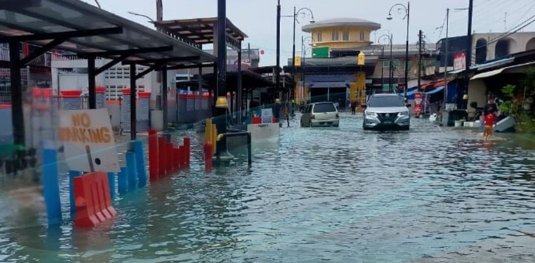 ■在龟咯国际渡轮码头前，涨潮使道路变水路。 