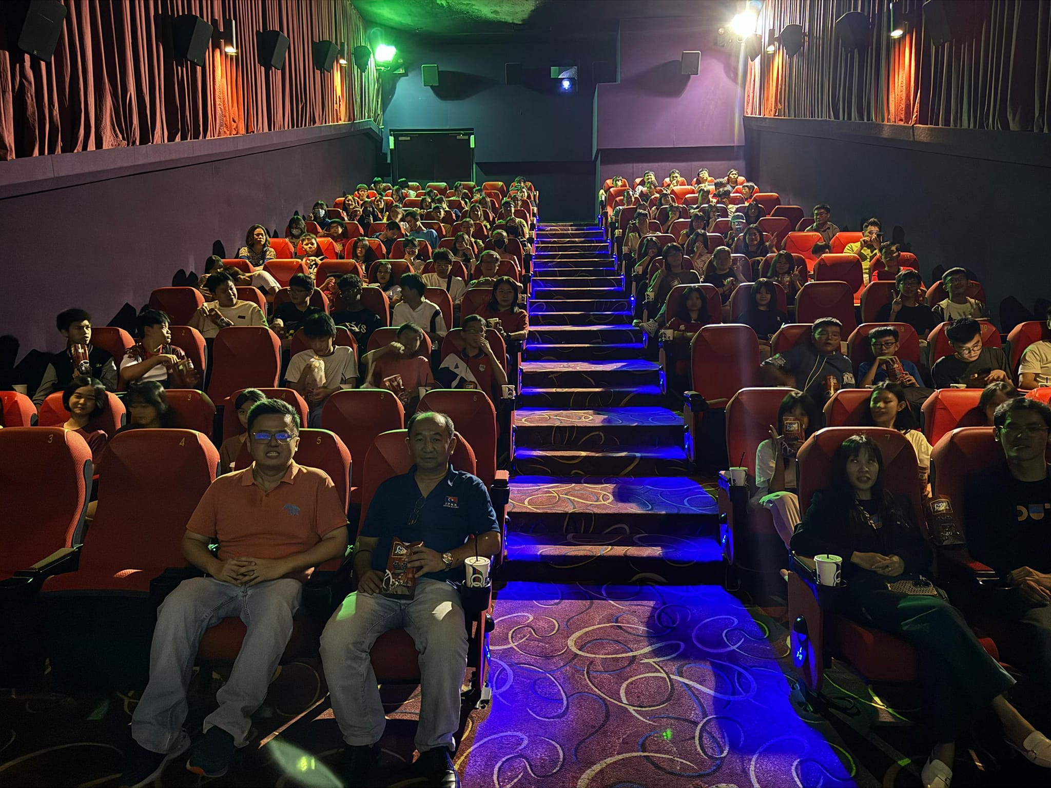 ■蔡群豪(前排左起)和黄南喜邀请国中生观看《红砖》。