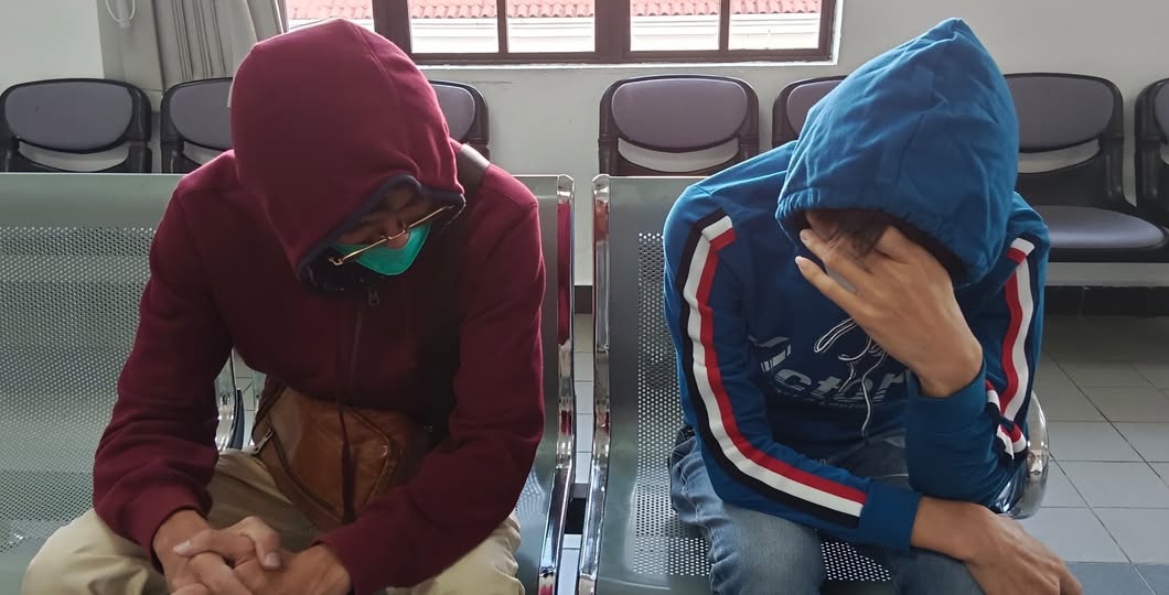 ■31岁的林兴义、37岁的吴建荣被控上庭。（图：Utusan）