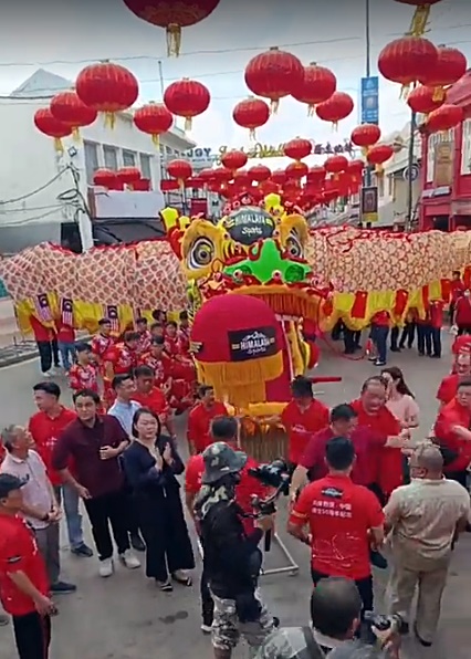 ■去年在马六甲点睛开光的“马中友谊祥龙”，由两国代表见证。当时龙身就已经是一侧大马国旗，一侧中国中旗。