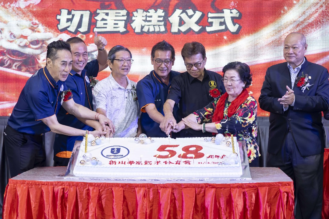 ■切蛋糕仪式由卢星庆（左）与莫壮强（左4）带领来宾与理事共同进行，象征传承与发展的重要时刻，为58周年庆晚宴掀开序幕。