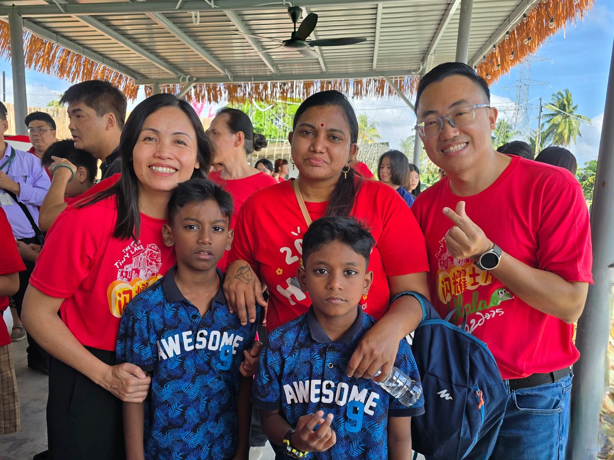 ■张念群（左）出席新春活动，与就读士乃华小的印裔孪生兄弟和母亲相见欢。右为士乃州议员黄勃扬。