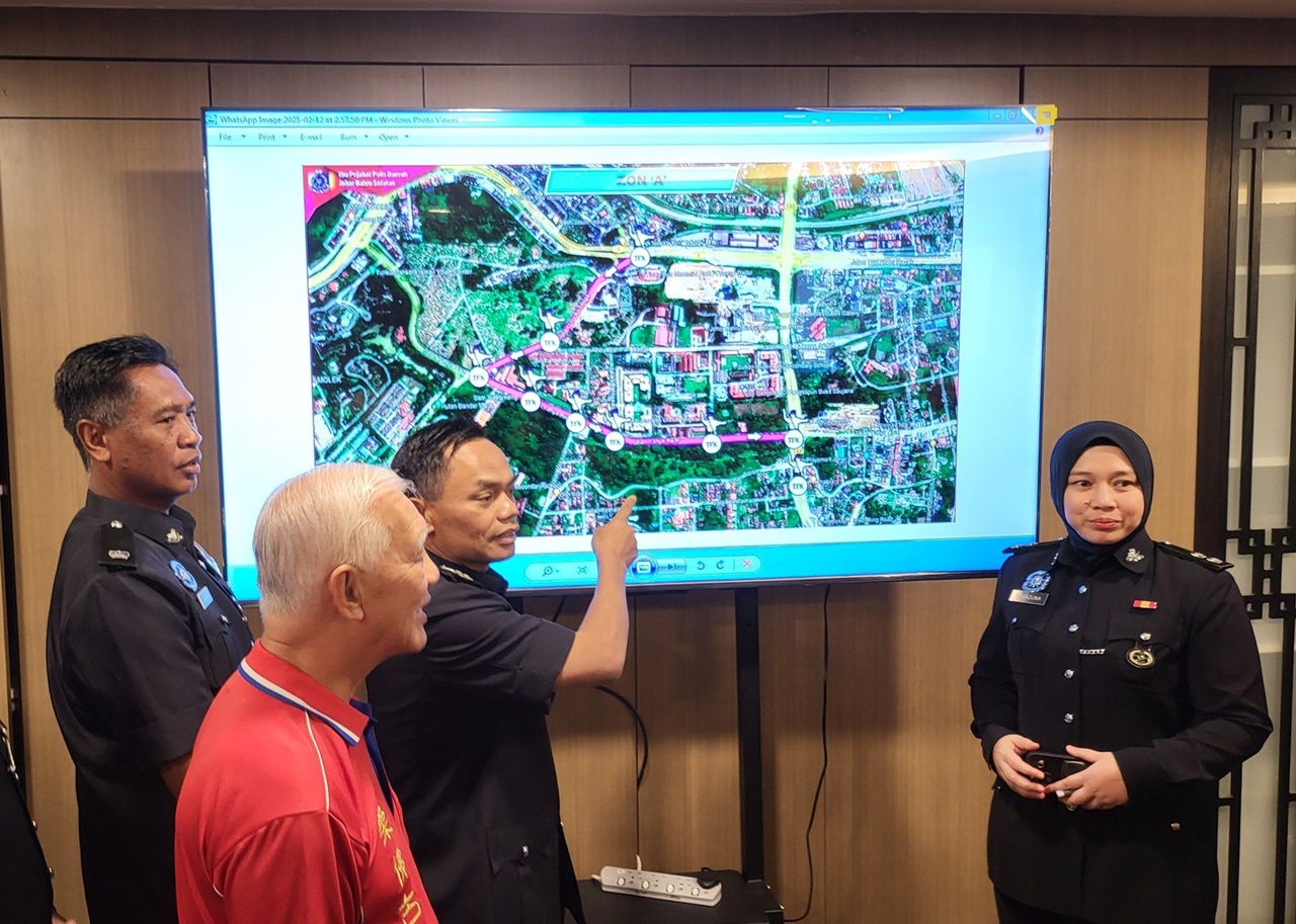 ■新山南警区主任拉勿（左2）公布封路路线，左2为新山中华公会会长何朝东。