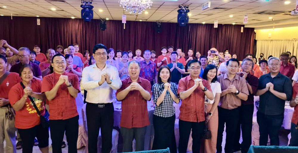 ■黄勃扬（左2起）、曾笳恩、刘谋祥、玛丽娜、巫程豪共聚新春团拜。