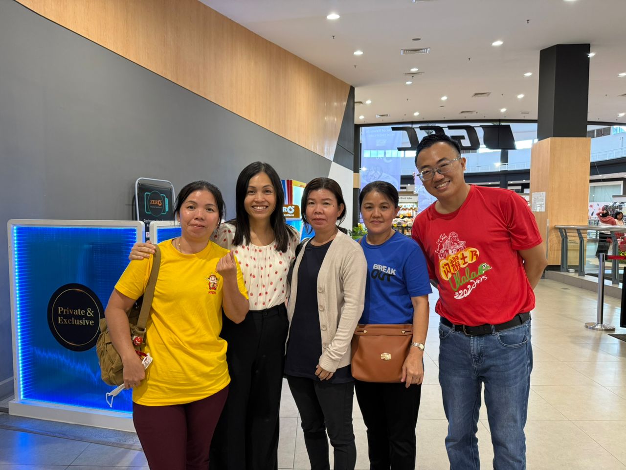 ■古来国会议员张念群（左2）、士乃州议员黄勃扬（右） 陪同在影院欣赏两部热门贺岁电影。