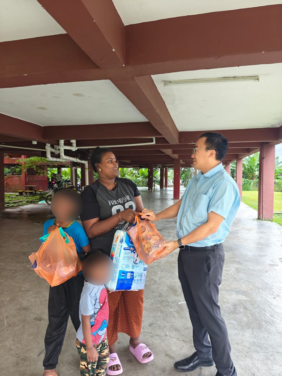 ■黄勃扬（右）向Kalaisilve送上奶粉和婴儿用品，一解燃眉之急。