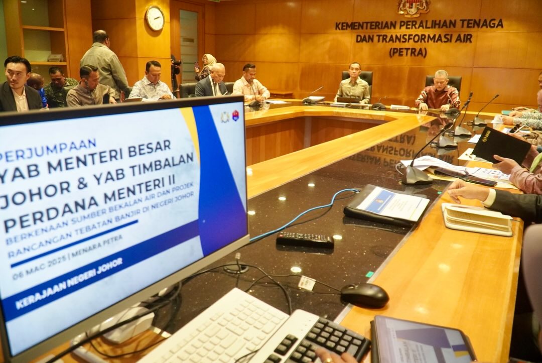■ 莫哈末法兹里陪同柔佛州務大臣拿督翁哈菲茲出席能源转型与转型部 (PETRA)会议。