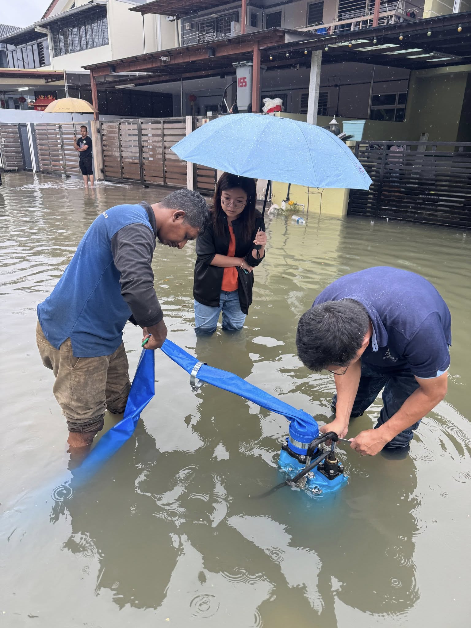 ■市议员张孳璘现场了解抽水和排水情况。