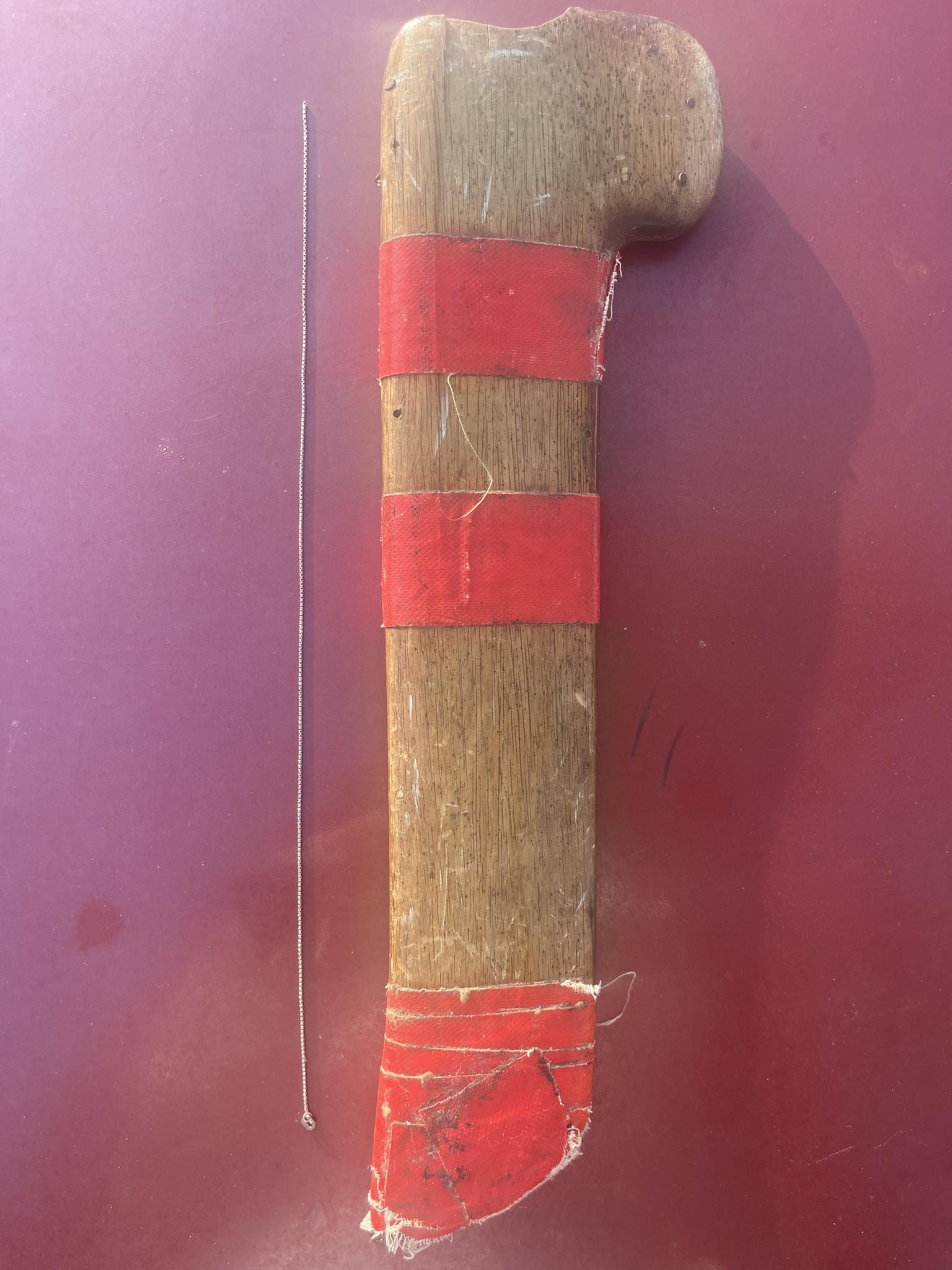 ■劫匪留下的刀套。