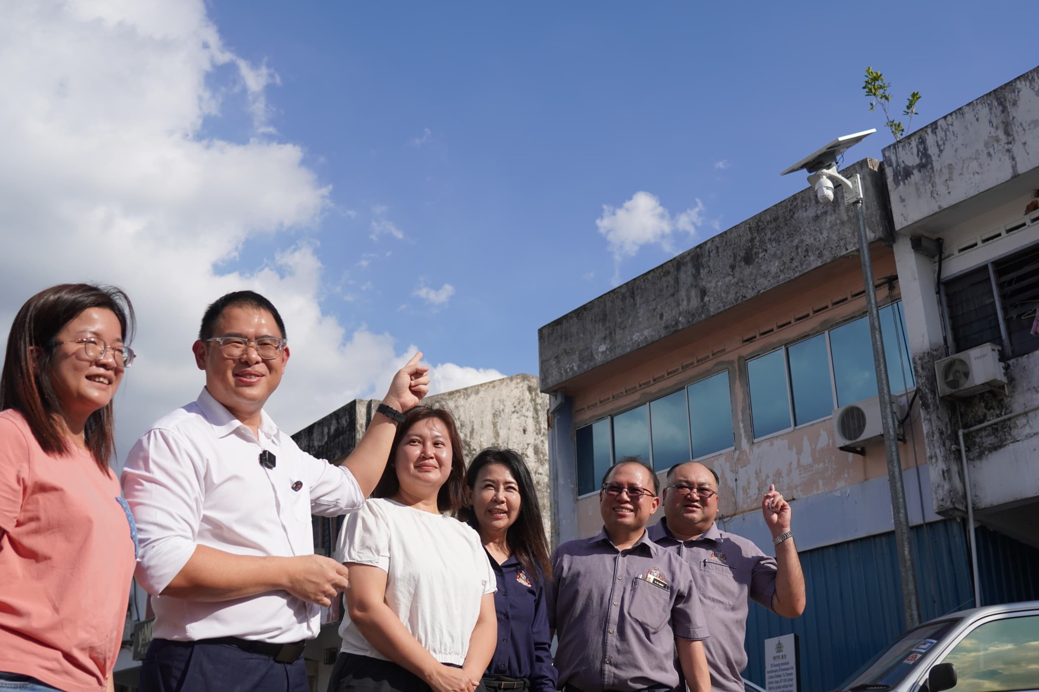 ■林添顺（左2）、市议员、固体废料管理机构和南方环保有限公司负责人视察太阳AI闭路电视安装后的功效。