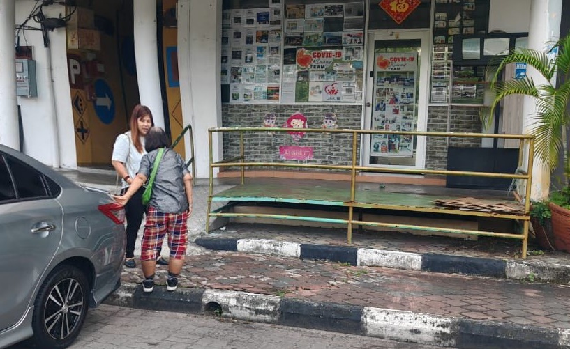 ■黄玉盈协助老妇报警。