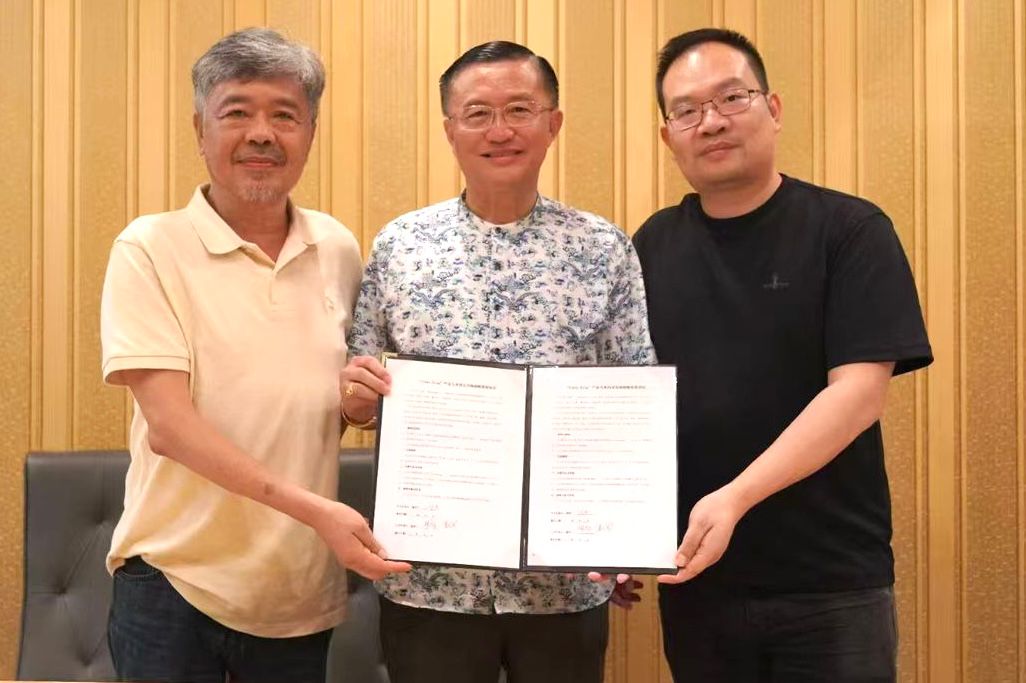 ■郑修强（左二）见证美国加州胜利人工智能学院陈志城博士（左）与中国九学王智能教育集团董事长刘衍兵博士（右）签署合作框架协议。