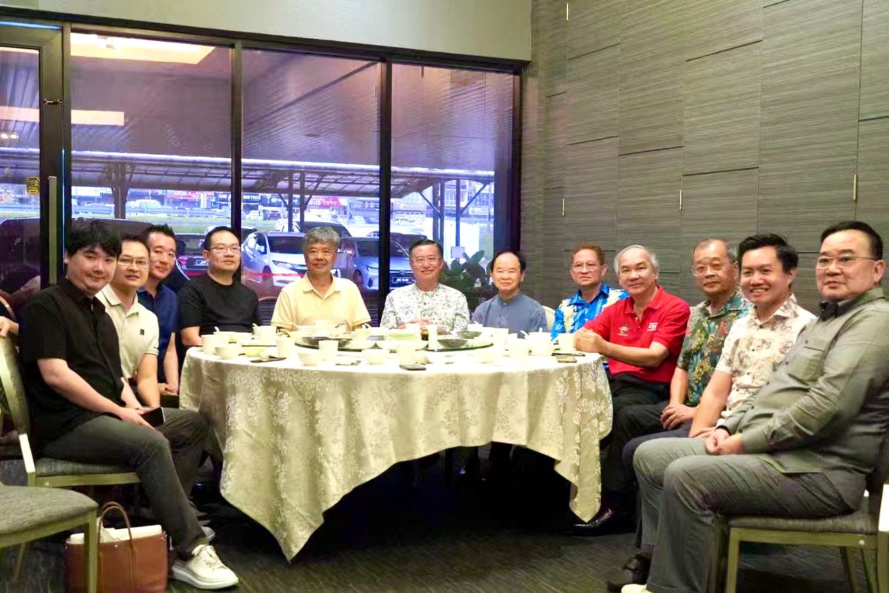 ■郑修强（左六）、陈大锦（右六）与来自中国、美国和台湾的教育界权威人士进行午餐交流。