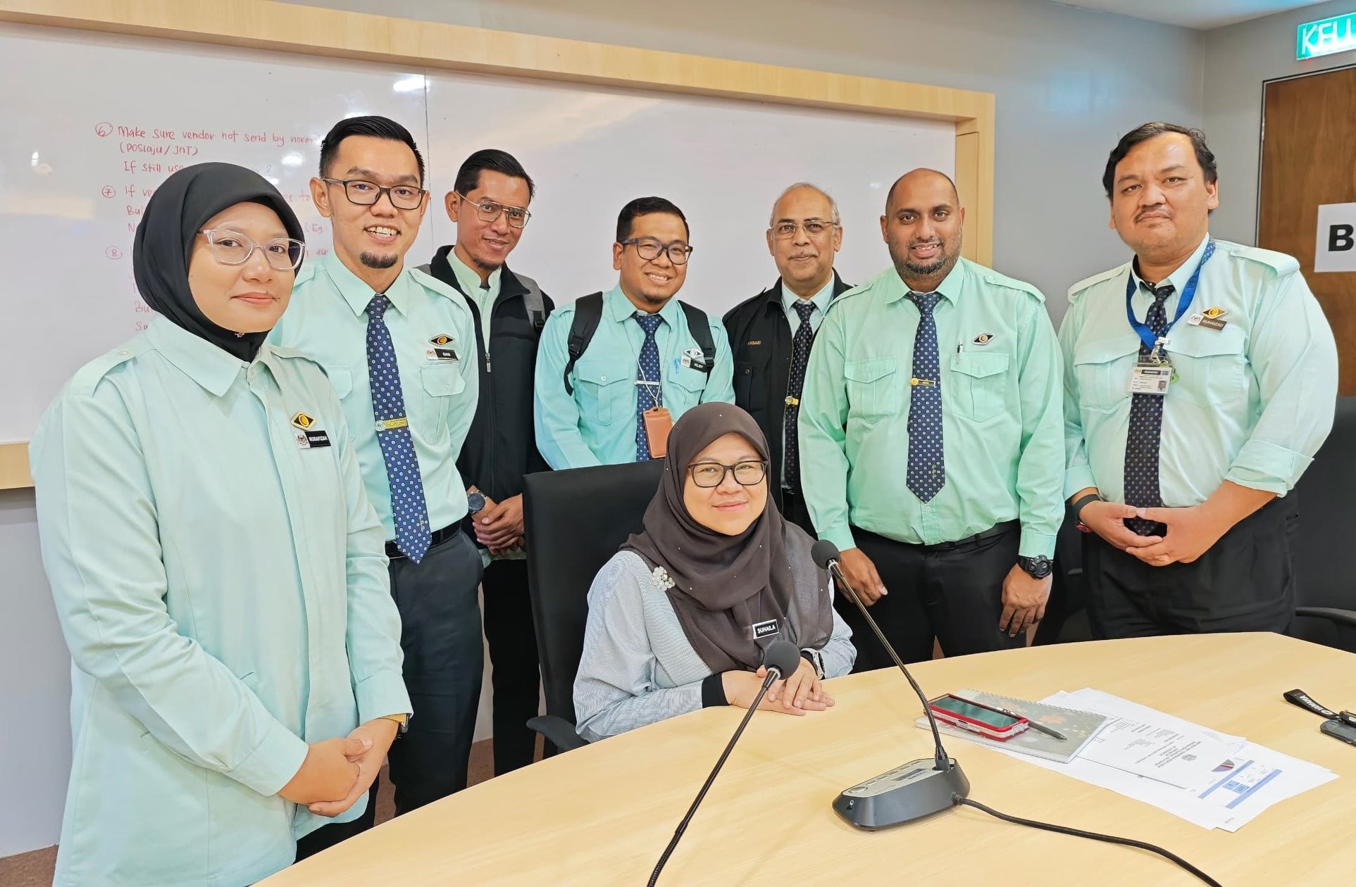 ■院长Suhaila（坐者）与各高层已走马上任。