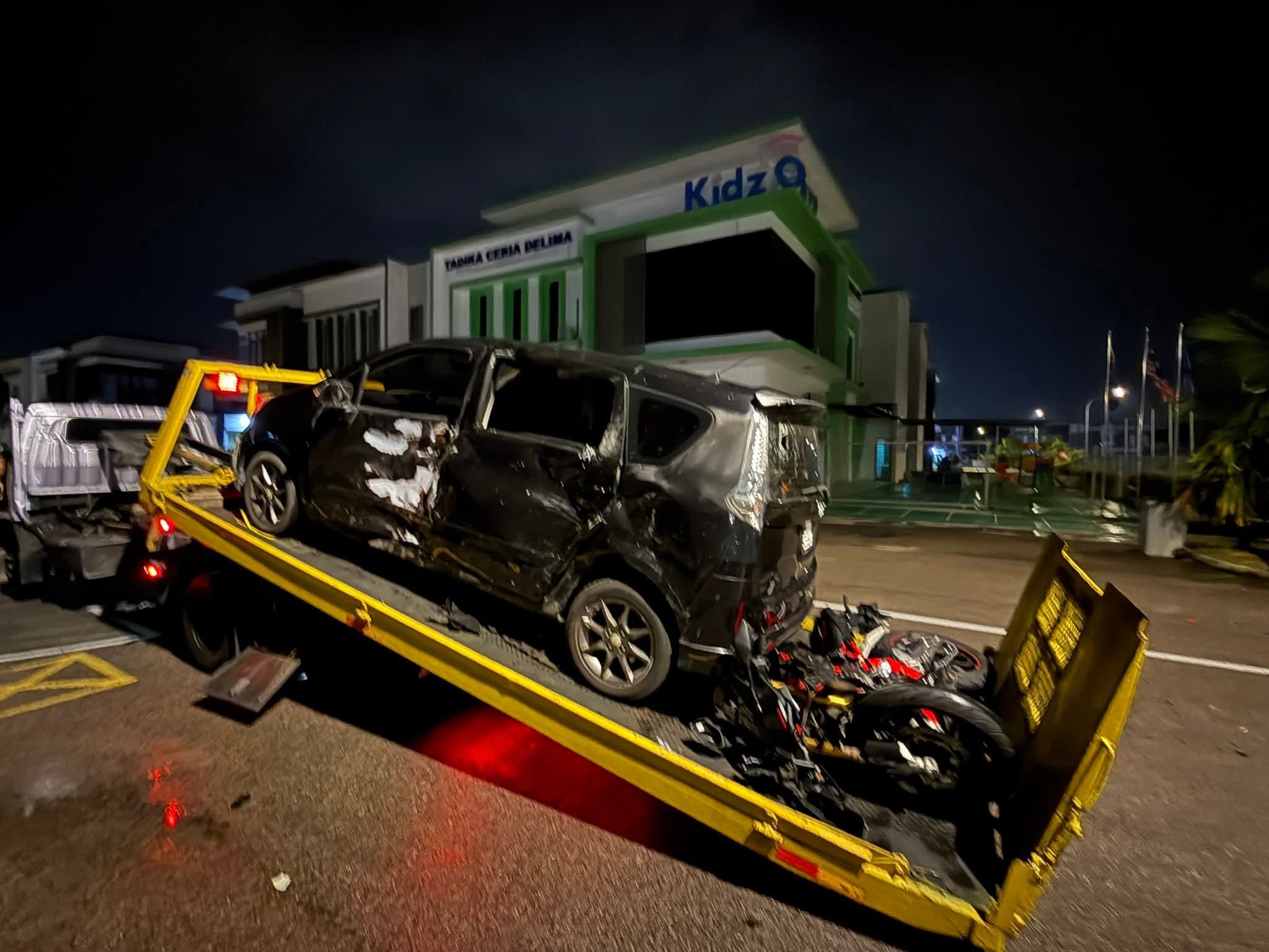 ■车祸轿车和摩哆被拖走。（图：Adrian Eng Thong Yap）