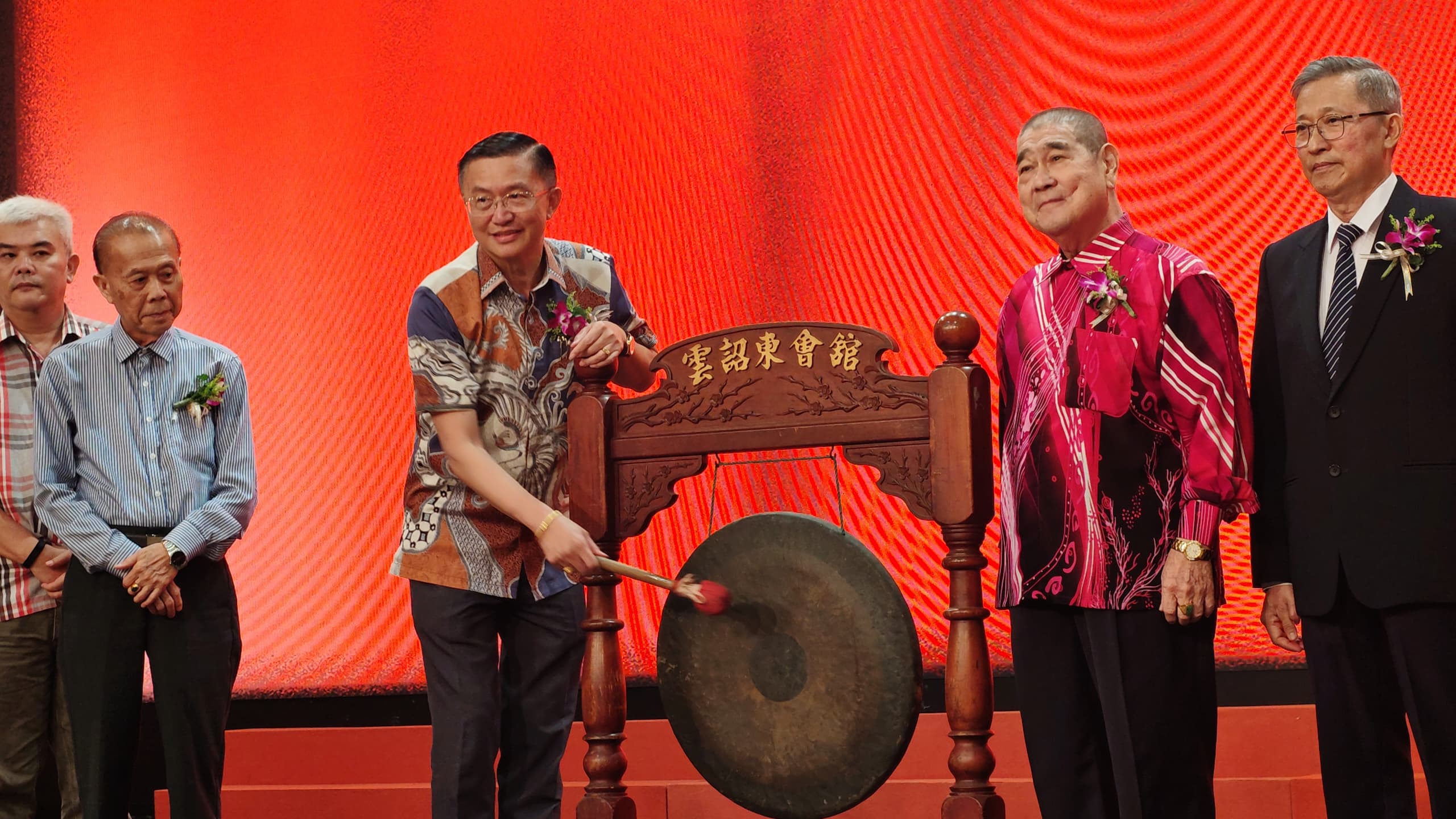 ■郑修强（中）在姚光裕（右起）和陈其彪等人陪同下，为大会主持鸣锣仪式。