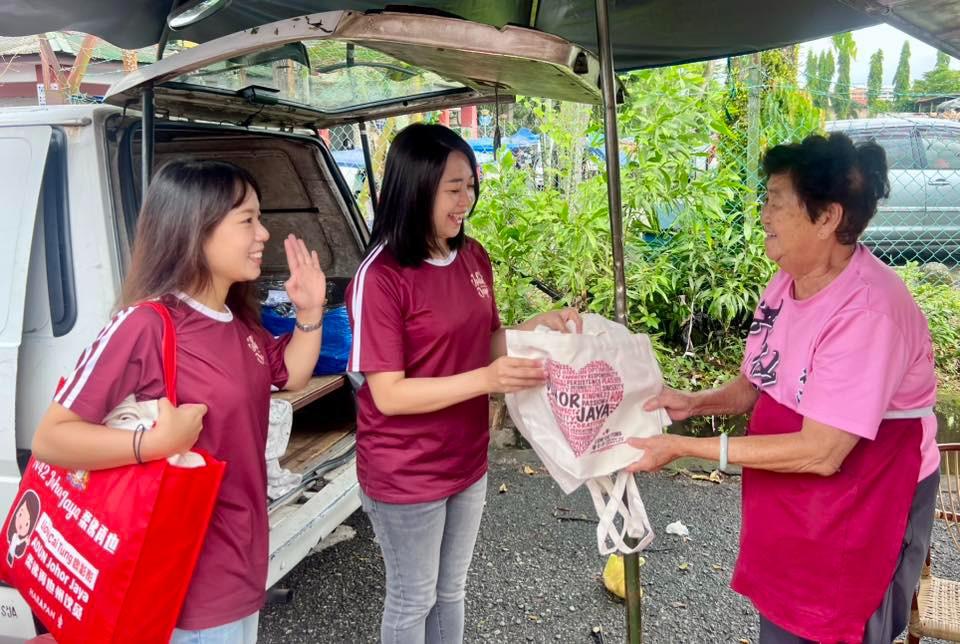 ■通过派发双亲节帆布袋，除了传递对年长者的关爱和敬意，也鼓励民众减少一次性塑料袋的使用。