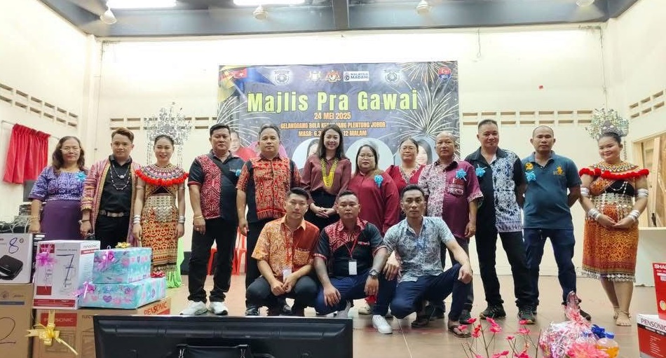 ■廖彩彤（后排左六）连续第十二年参与避兰东的达雅丰收节庆典活动。