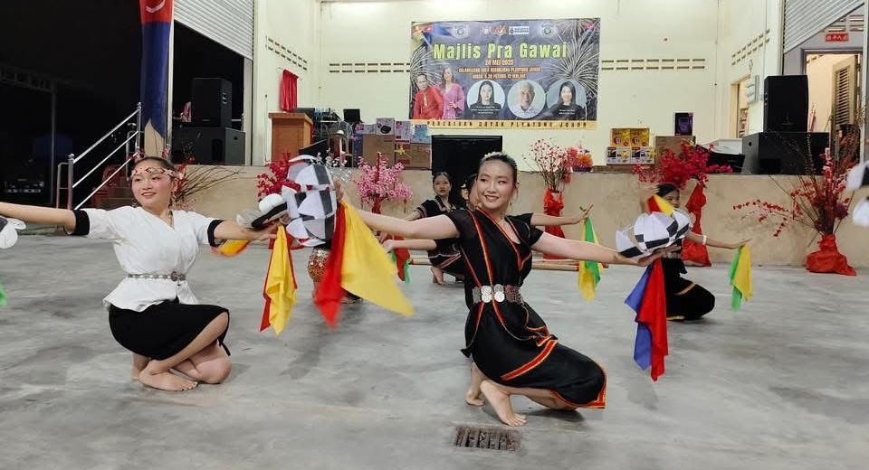 ■来自砂拉越的达雅族同胞身穿传统服饰，在庆典上呈献达雅族传统舞蹈，现场洋溢热闹节庆氛围。