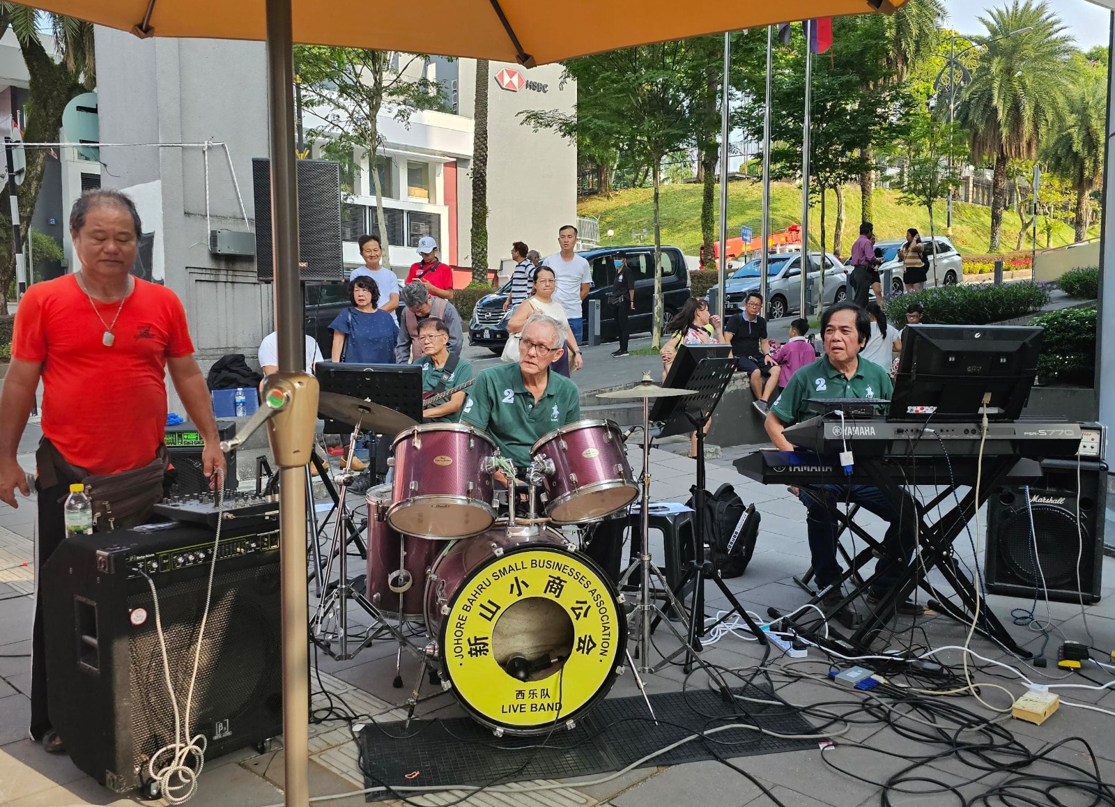 ■资深乐手在现场伴奏下，与歌手互相飙歌。