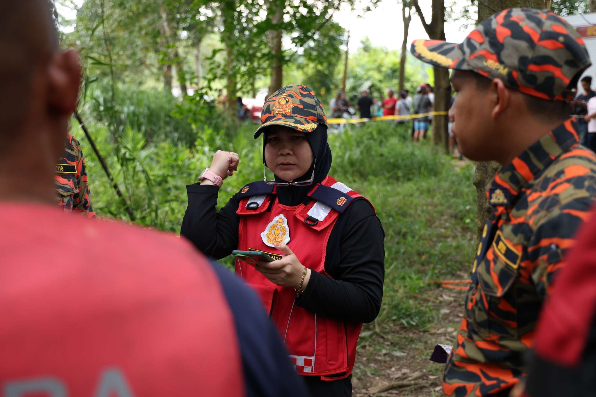 ■柔佛消拯局第 4区主任Norshuhada Amsari（中）现场指挥搜索行动。