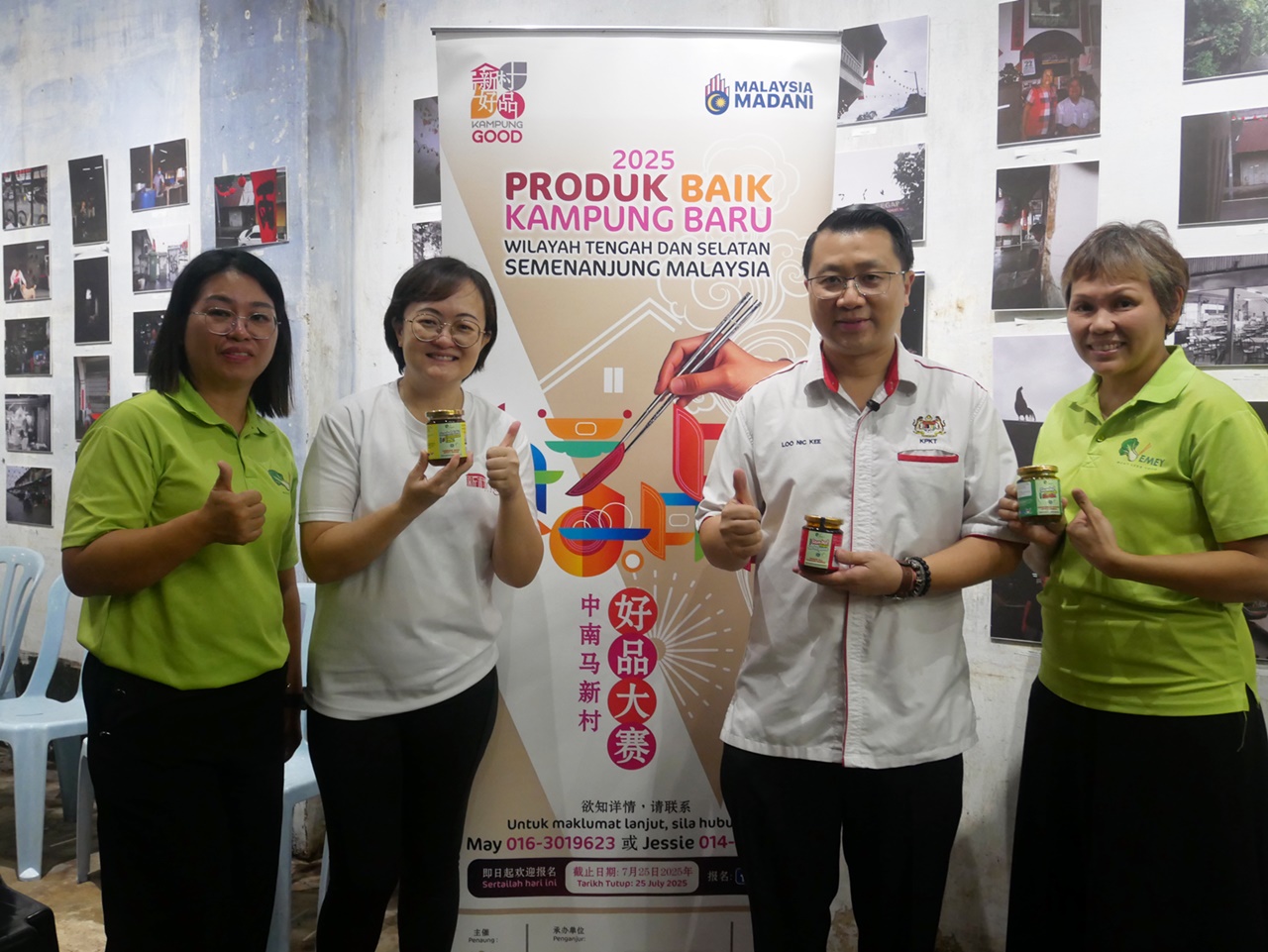 ■王美燕（左）和李美芬（右）是新山首个报名参赛的“好品”。左2是陈洁晖、右2卢立基。