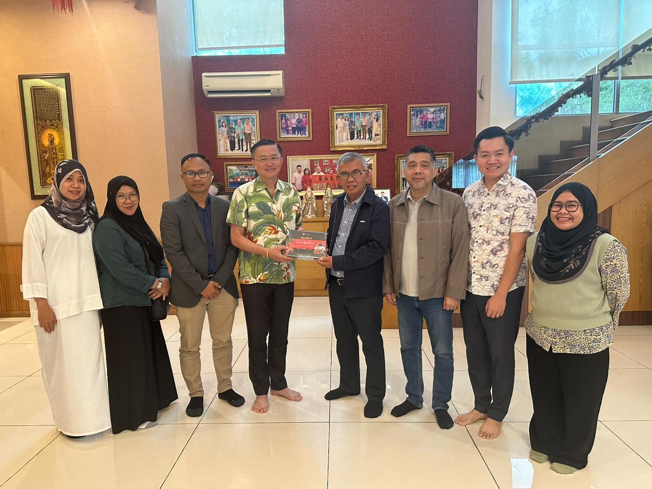 ■苏卡诺（右4）赠送纪念品于郑修强（左4）。