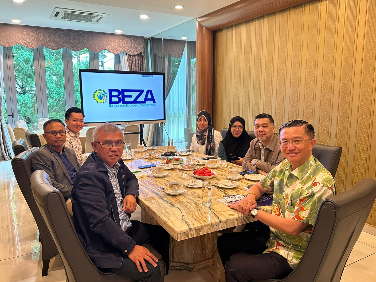 ■郑修强（中）与菲律宾邦萨摩洛经济特区（BEZA）行政人员会面。