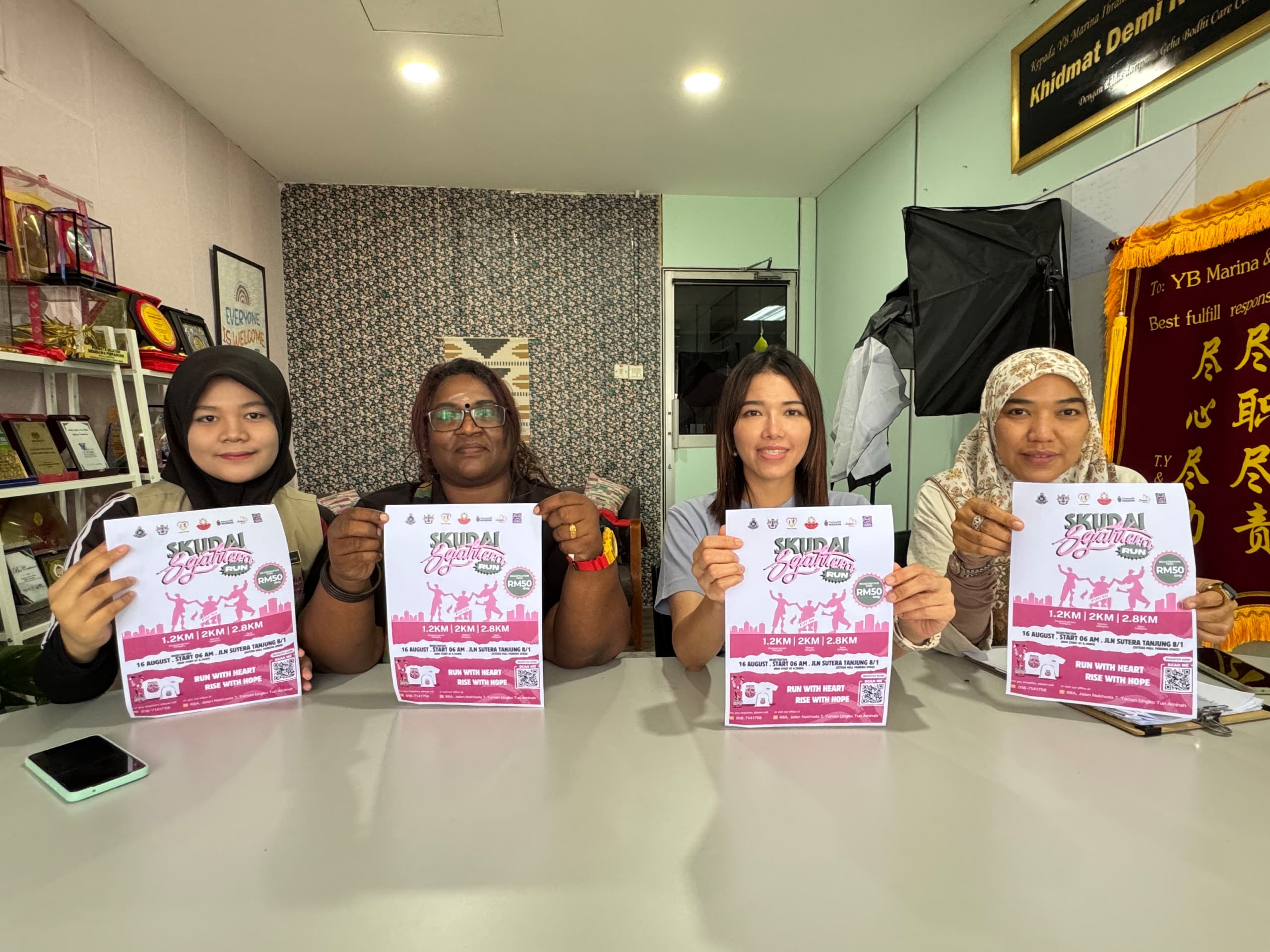 ■玛丽娜（右2）与主办单位代表阿蒂拉（左起）、凯芢和西蒂，鼓励民众响应这场“士姑来关怀义跑2025”。