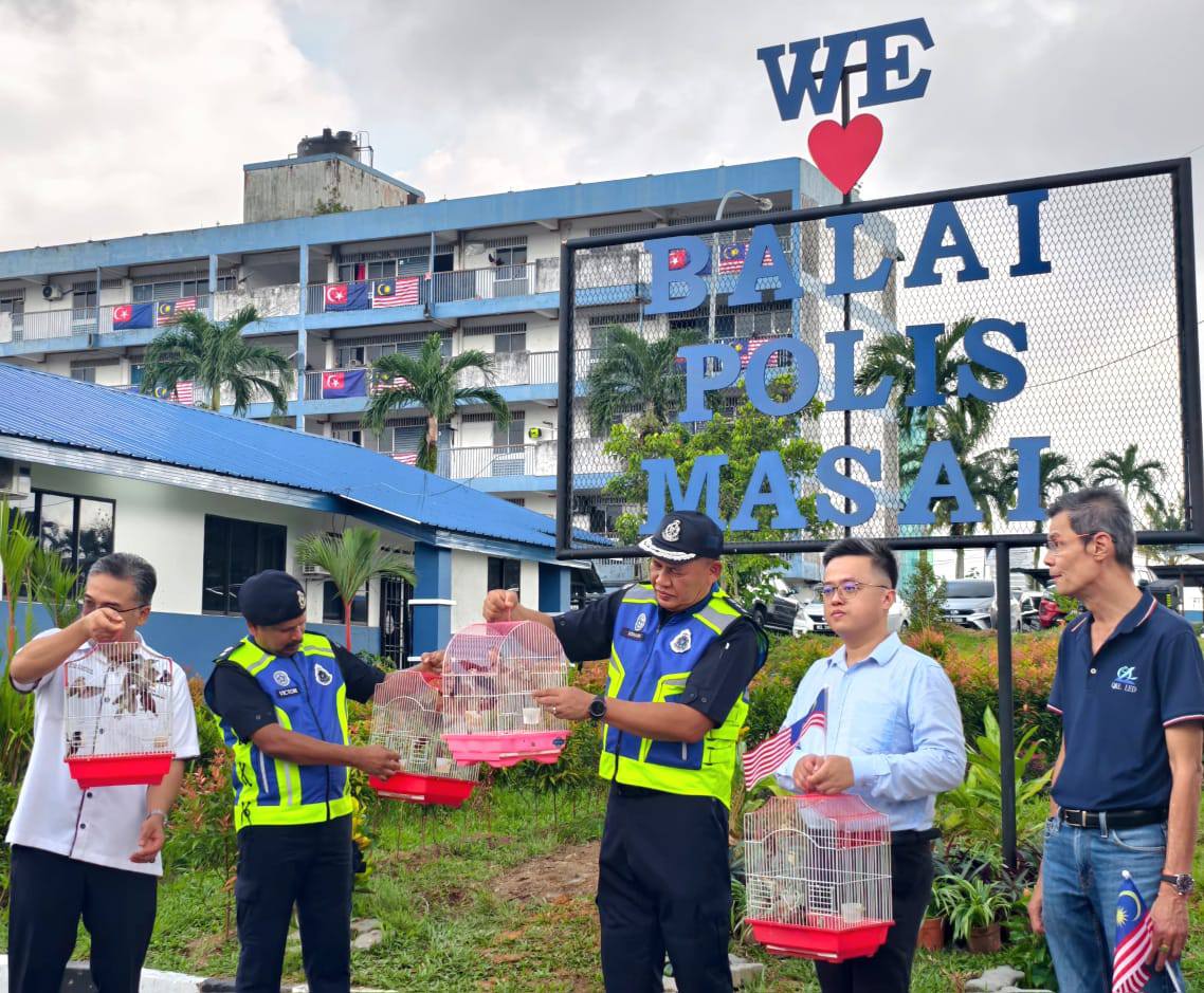 ■蔡群豪（右2起）、莫哈末苏海米、至达城警区副主任 Victor和马西甘榜村长英特拉主持放生仪式。